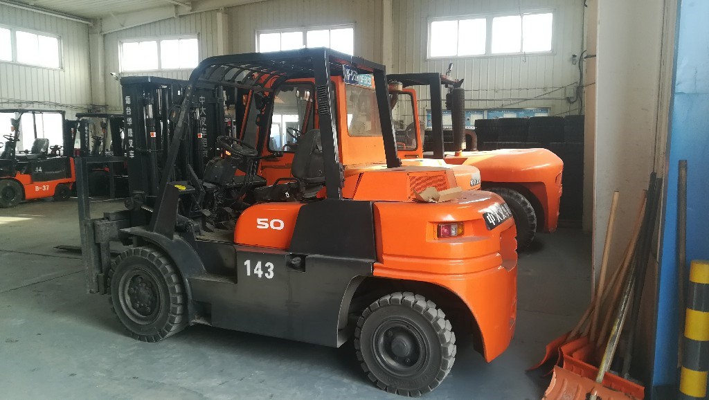 現(xiàn)代內(nèi)燃叉車.jpg